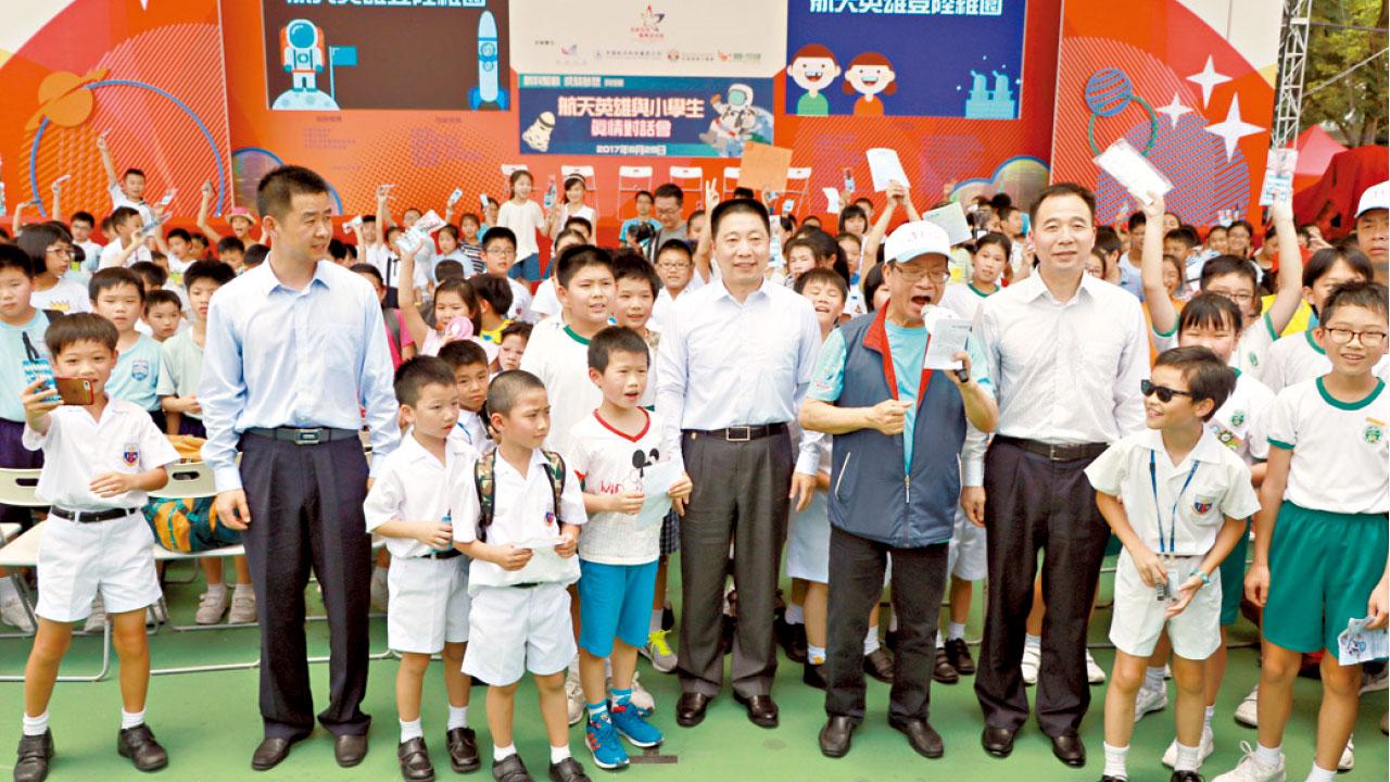 3航天員冀學生了解航天科技