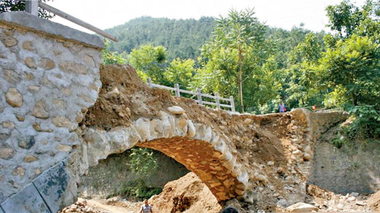 村橋起好2小時即塌 工頭辯落雨所致