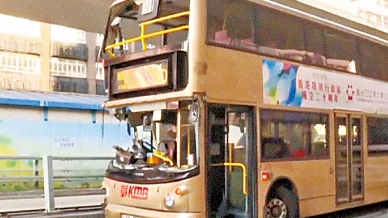 港九兩交通意外多人傷 巴士撞燈柱座椅飛脫墮地