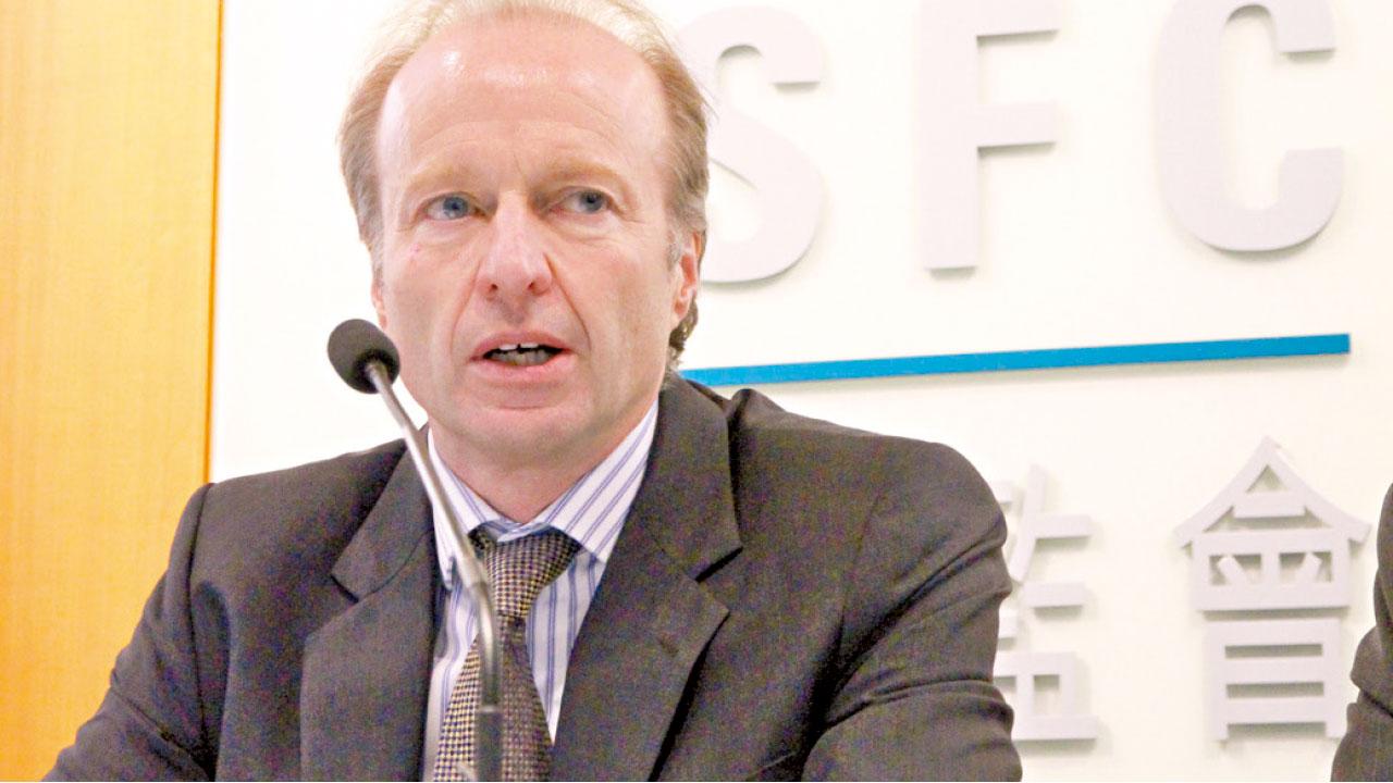 Webb「不能持有」股份反彈 證監港交所查重創細價股