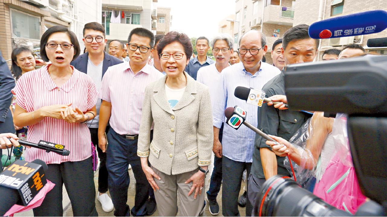 林鄭上任次日首落區 「取消對沖」重尋共識