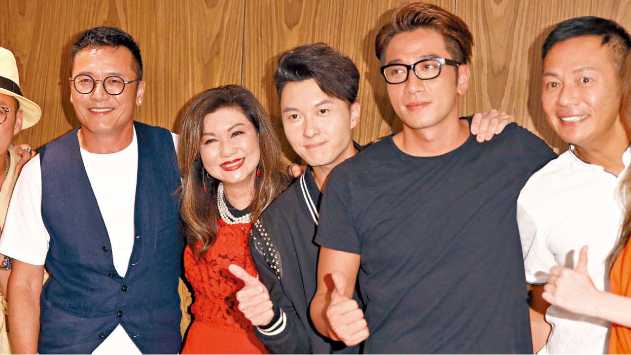 吳卓羲送紅酒 賀樂易玲生日