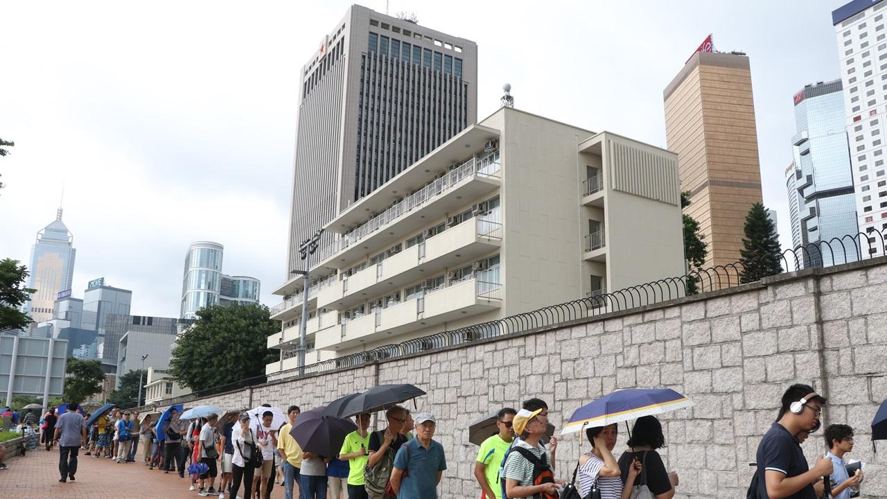 遼寧號首訪港市民排隊領門券 3軍營11時派完籌