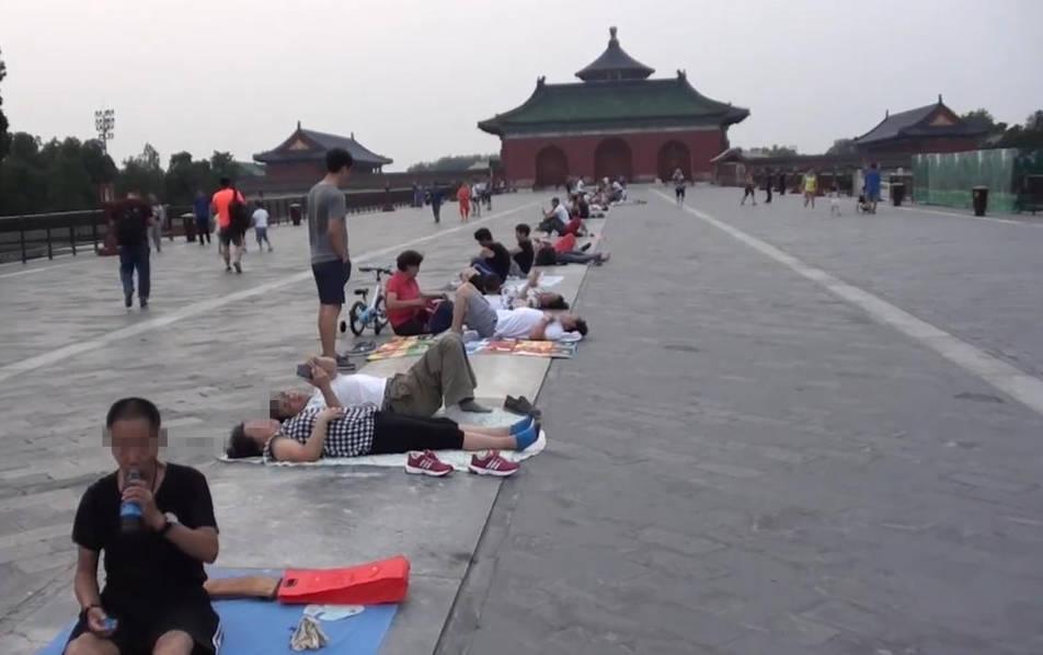 天壇丹陛橋變熱石spa場 市民躺地「理療」