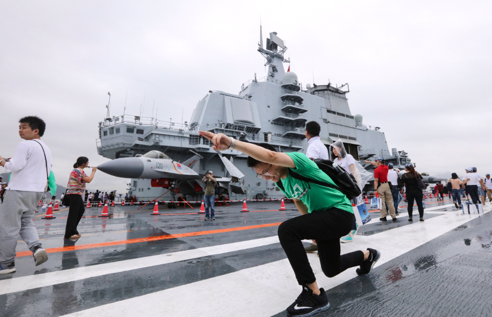 市民與遼寧號官兵合照 稱親睹戰機感興奮