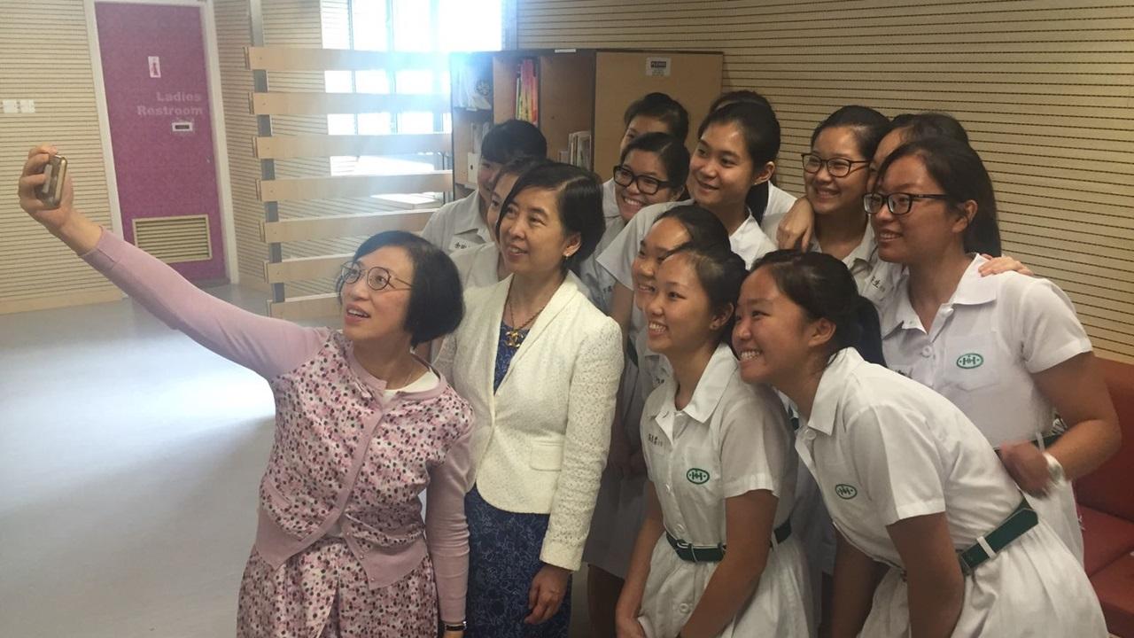 陳肇始到訪兩中學為應屆文憑考生打氣