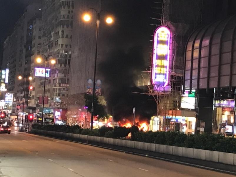 佐敦恒豐中心疑有七人車著火