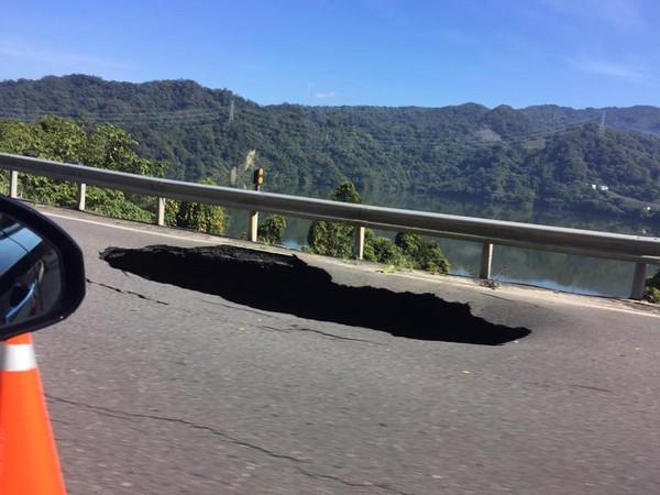 台苗栗公路現「天坑」 網民：以為3D立體圖