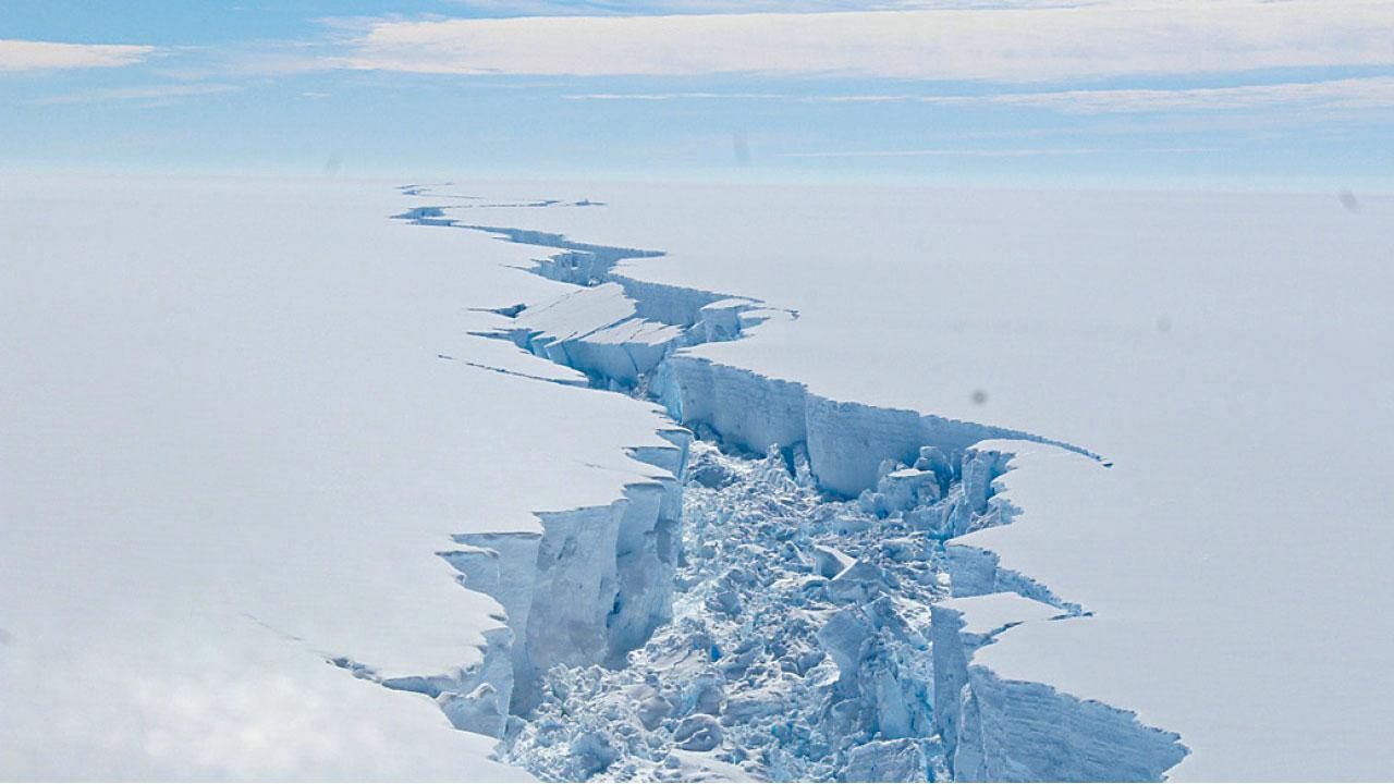 全球暖化加劇 南極冰架崩裂 形成歷來最大冰山 等同5個香港