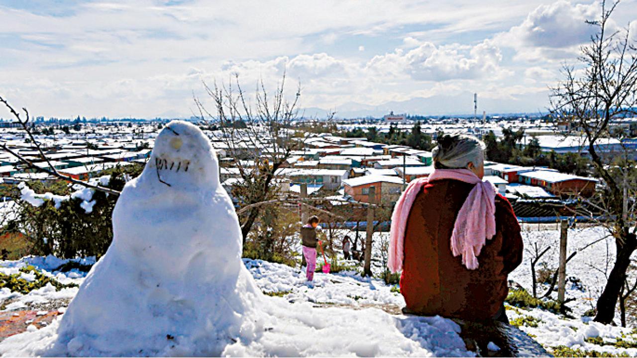 聖地亞哥罕有降雪1死25萬戶停電