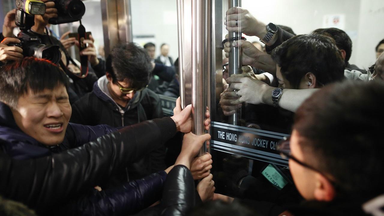 圍堵港大校委會 馮敬恩李峯琦即時還柙