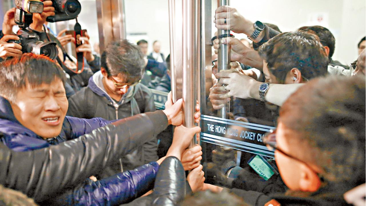 去年初衝擊港大校委會  馮敬恩擾亂秩序行為罪成