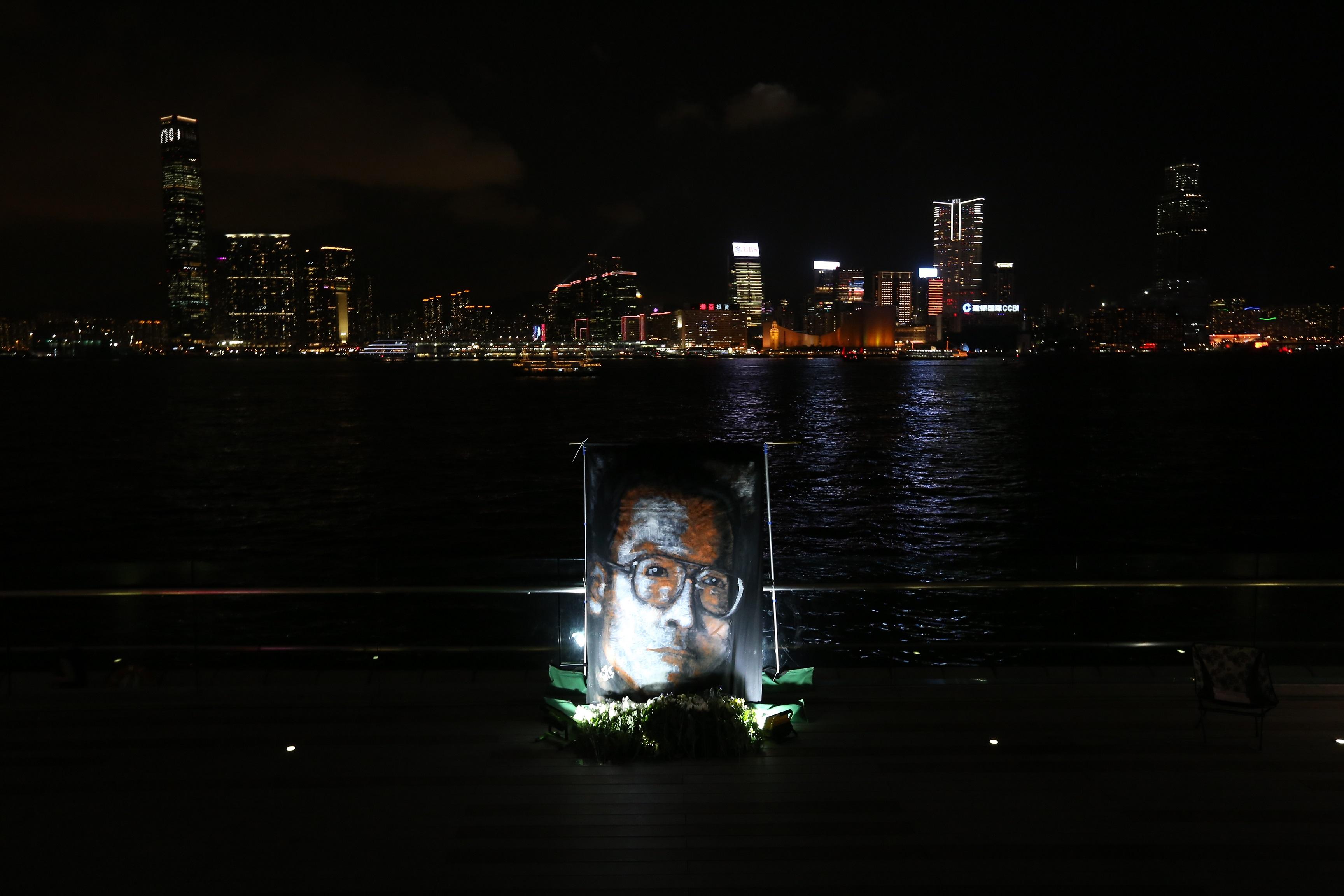 劉曉波「頭七」廣東海邊拜祭　兩人被警帶走