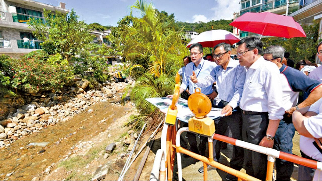 黃偉綸視察大埔水浸 擬河水分流建防洪牆