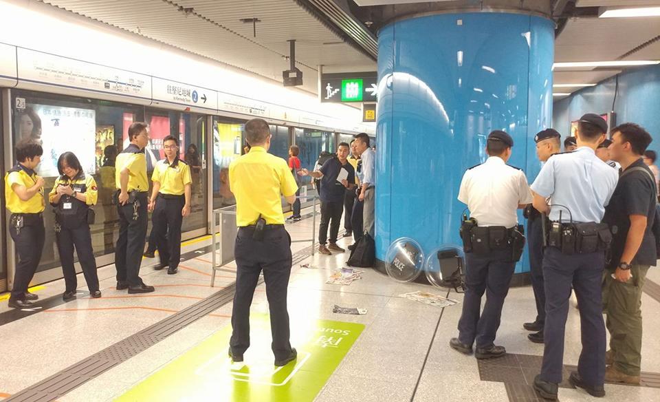 金鐘站月台有人持刀打鬥 警持盾搜捕