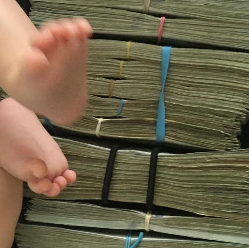 【即時娛樂】陳冠希女兒腳下全是美金