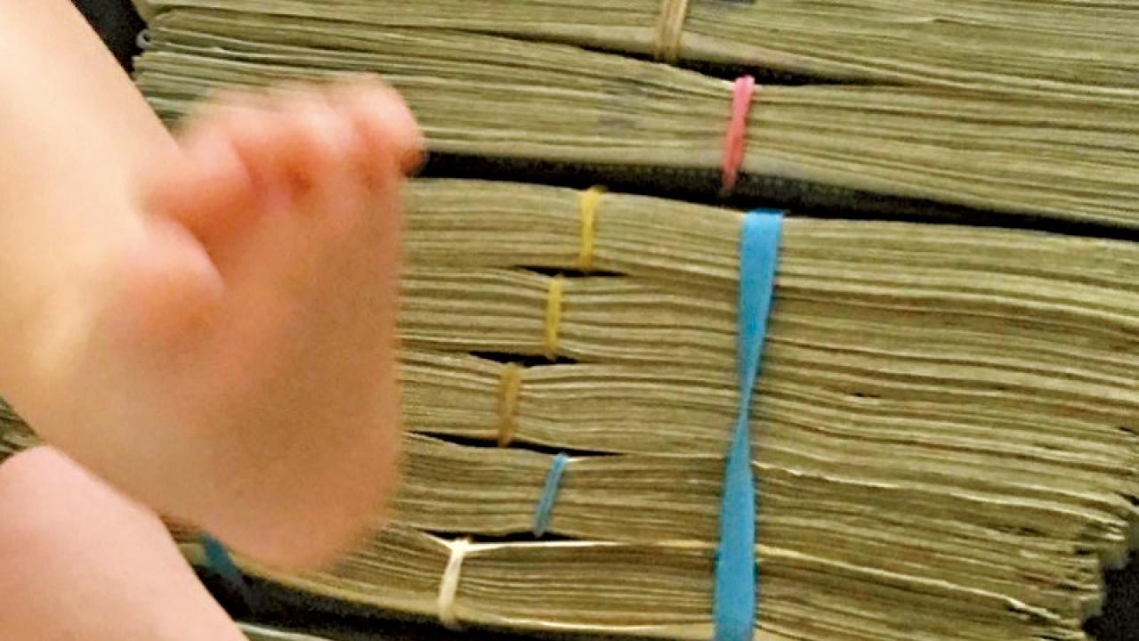 陳冠希女兒腳下全是美金