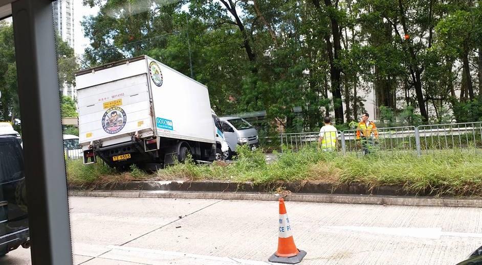 紅梅谷路貨車撞毀鐵欄越過對面線