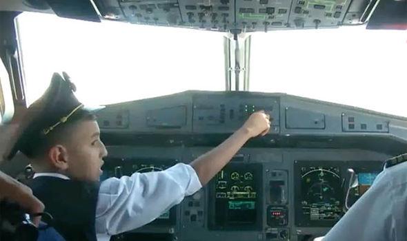 【有片】允10男童入駕駛艙揸飛機 阿爾及利亞機師停職