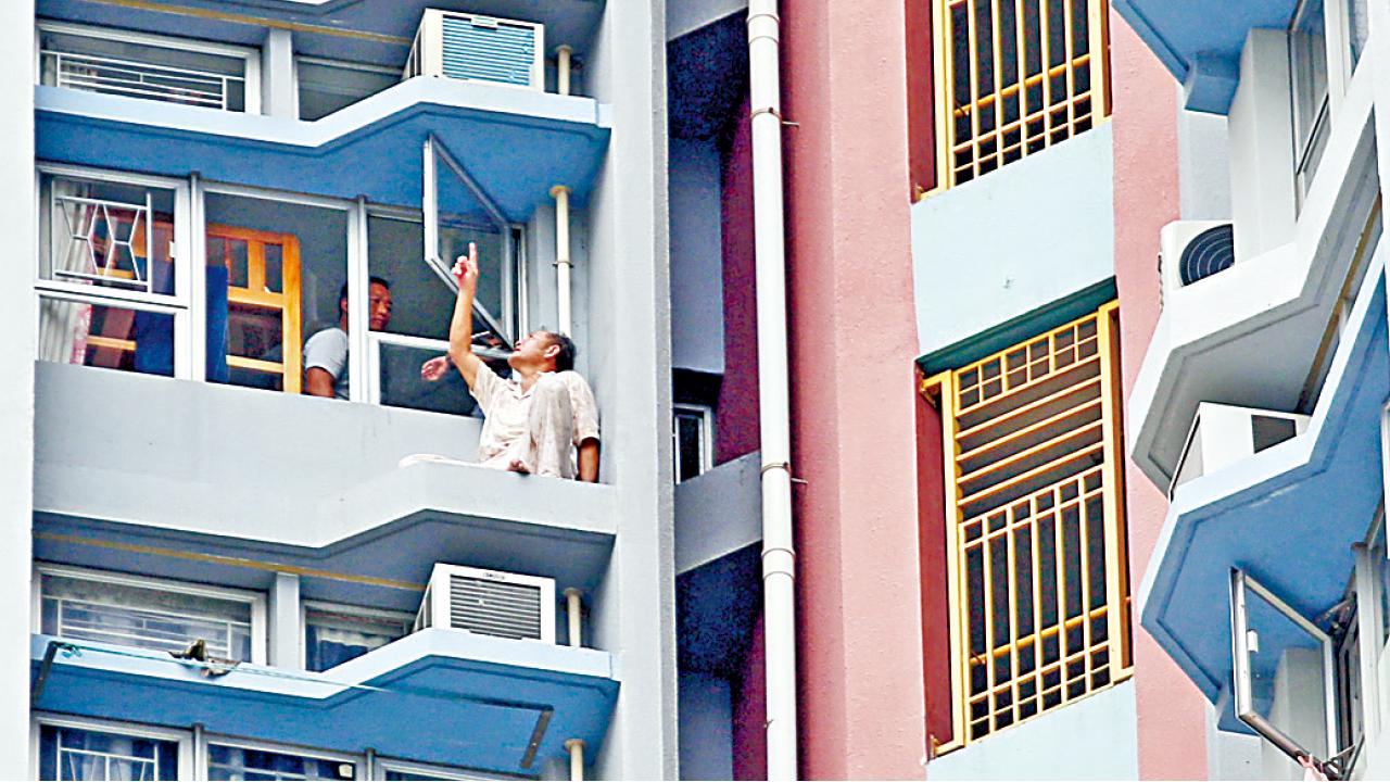 涉鎚仔傷妻頭  男子危坐簷篷5小時