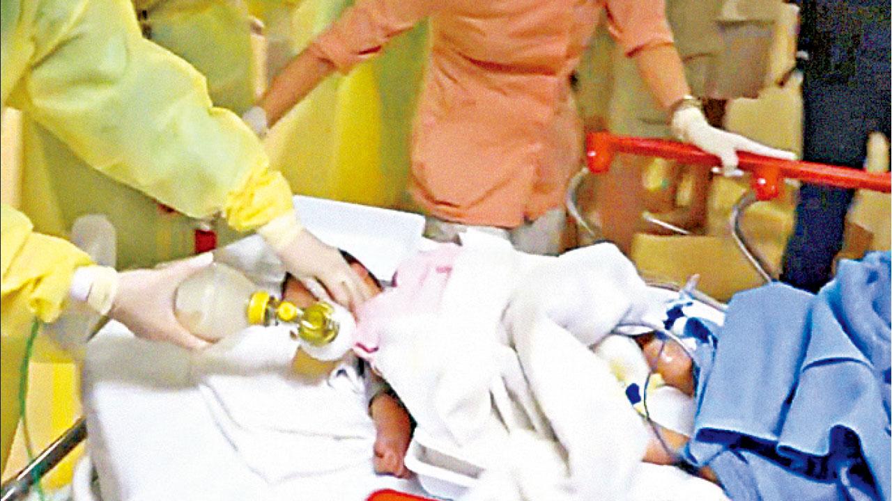 醫生父孭胸前駕車 兩個月大男嬰命危