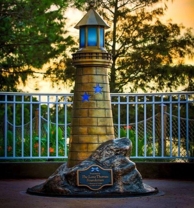 紀念遭鱷魚叼走男童 迪士尼建燈塔雕塑