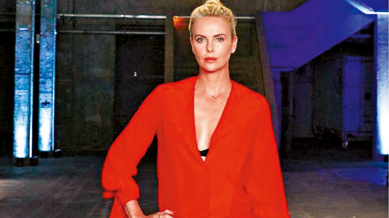 查理絲花朗紅噹噹撐新戲