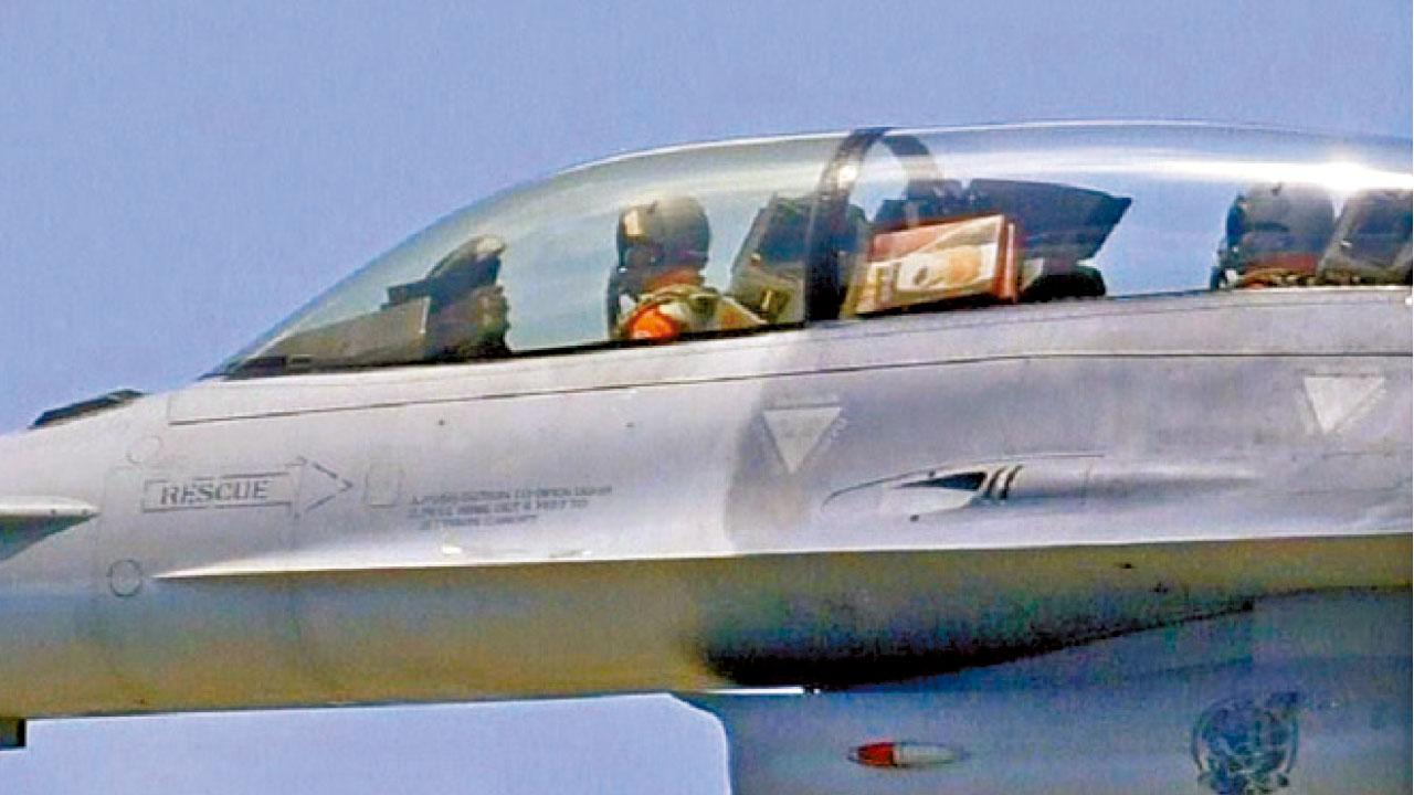 台空軍疑違規攜麻糬上戰機