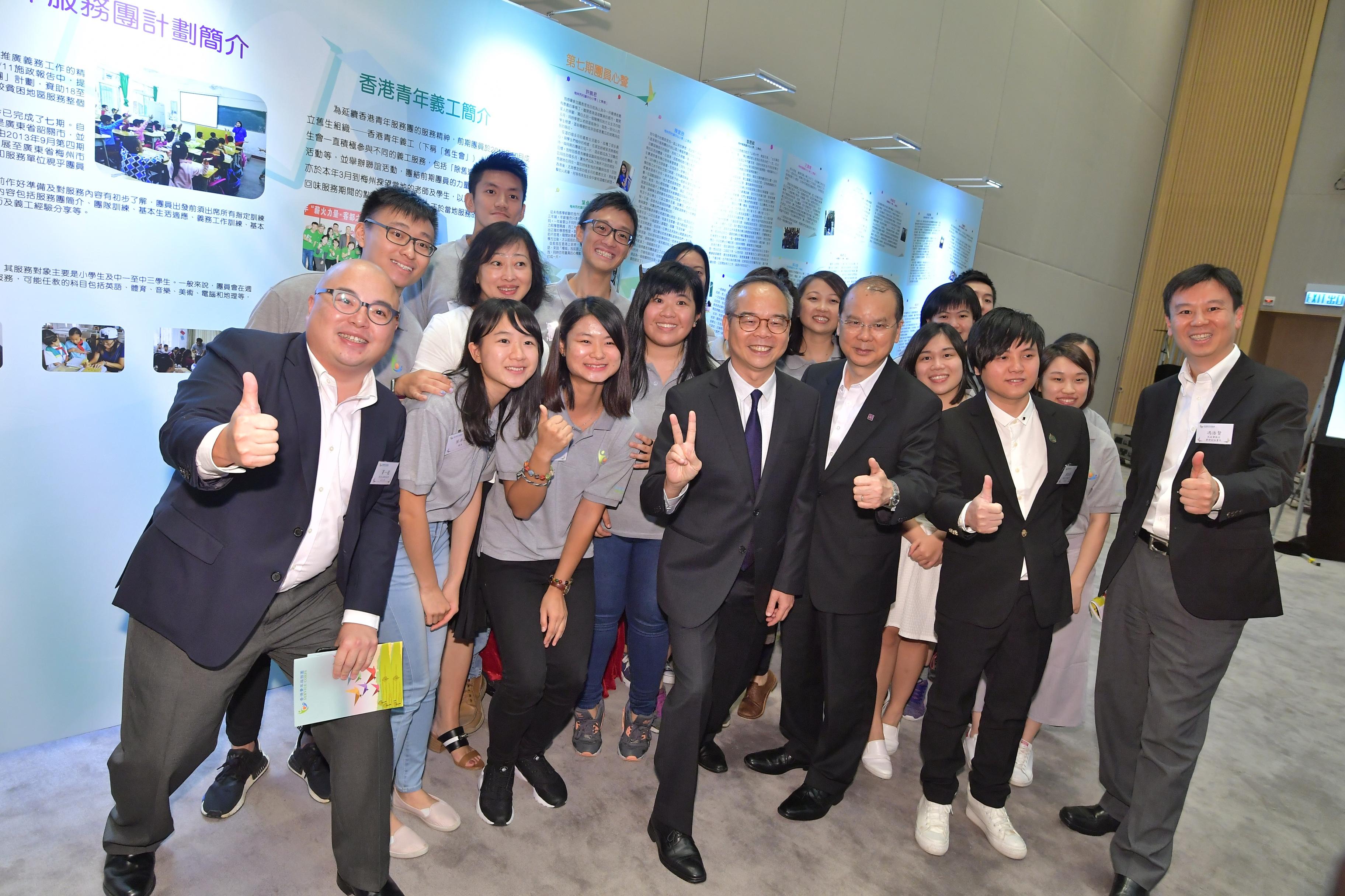 張建宗頒服務證書予梅州市做義工的青年