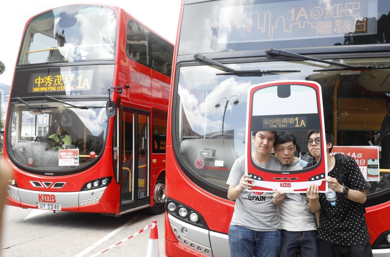 (多相)紅巴尖沙咀碼頭大召集 市民蜂擁睹紅巴風采