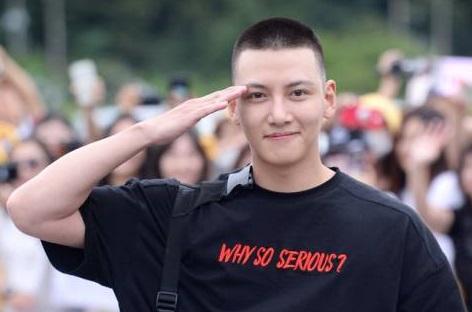 池昌旭平頭裝入伍見粉絲