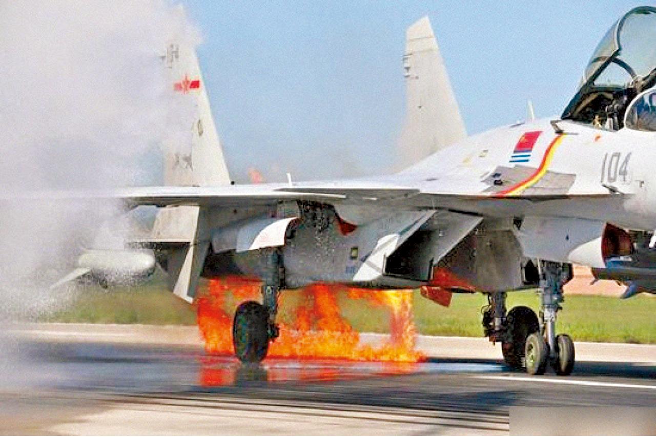 殲15戰機撞鳥群起火 10分鐘安全降落
