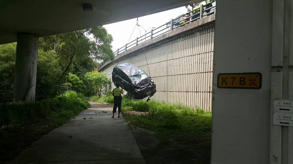 私家車獅隧直墮5米天橋