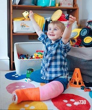 億中無一罕見病 無痛孩斷腳笑騎騎