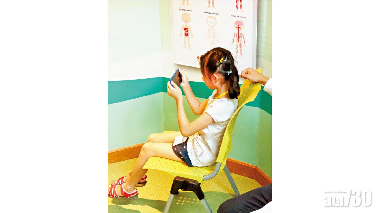 書包重 玩手機 坐姿不正 67%學童有體態問題