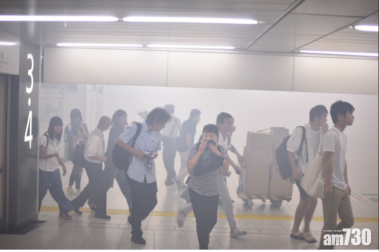 【有片】新宿站冒白煙 乘客捂鼻急疏散