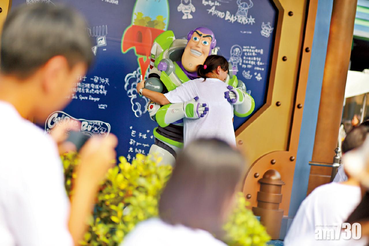 巴斯光年完成「最後任務」  逾百賓客爭相送別