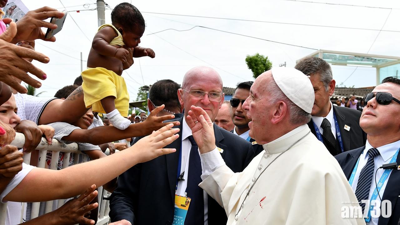 教宗方濟各訪問哥倫比亞 專車上失平衡撞傷