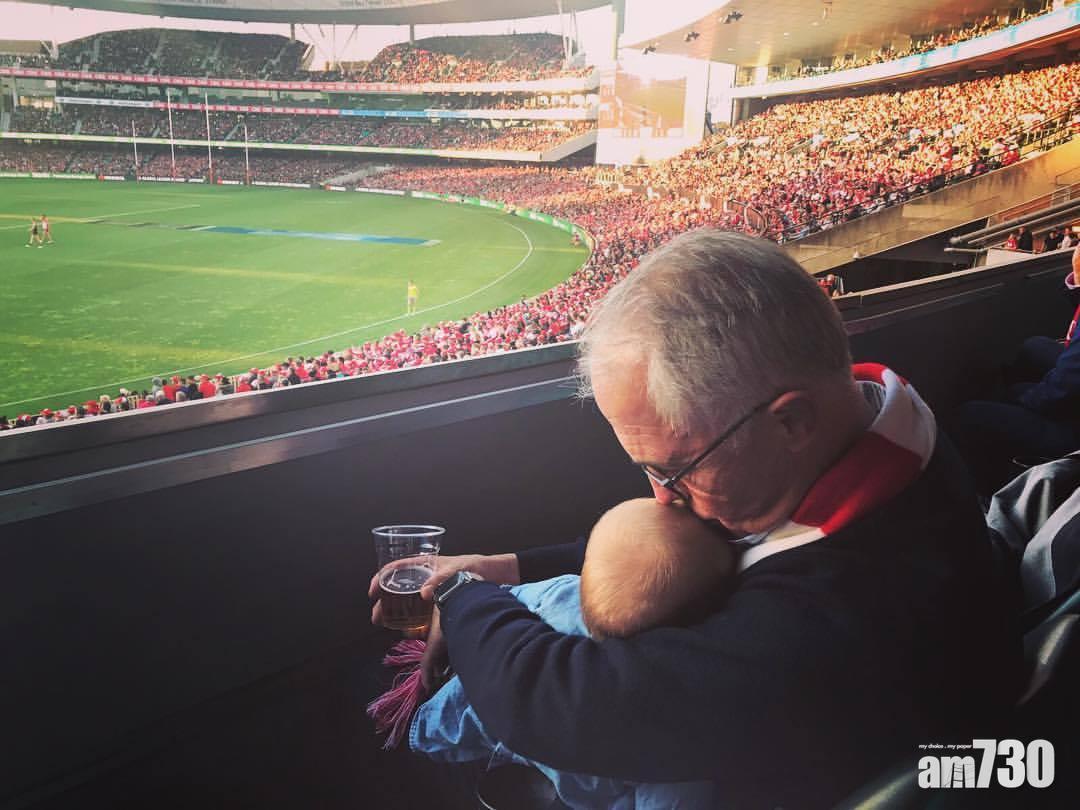 邊抱孫邊飲酒 澳總理捱轟