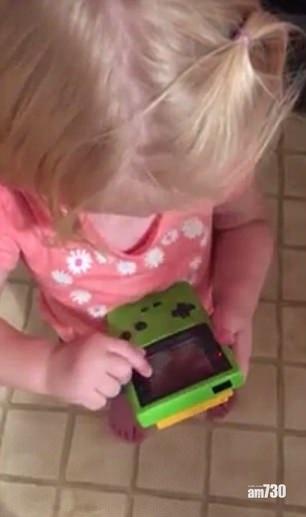 【有片】玩Game Boy狂篤螢幕無反應 小女孩好疑惑