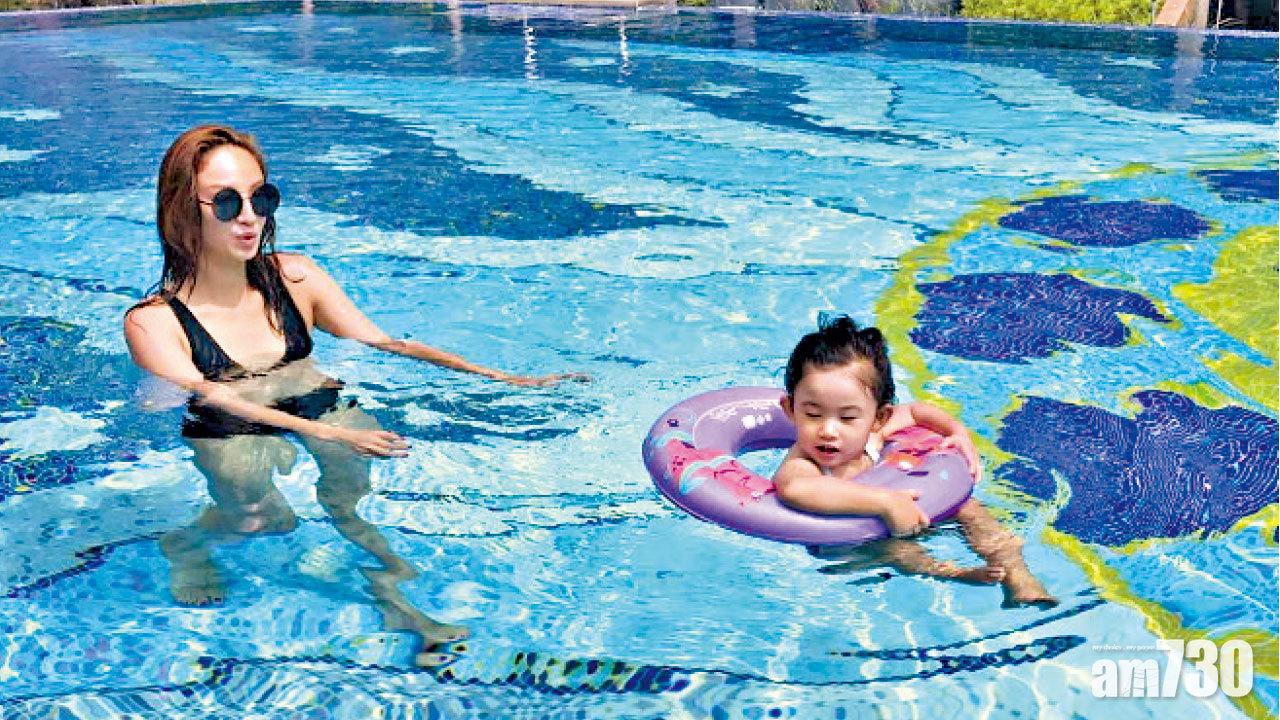 Yumiko與梁浸浸開心暢泳