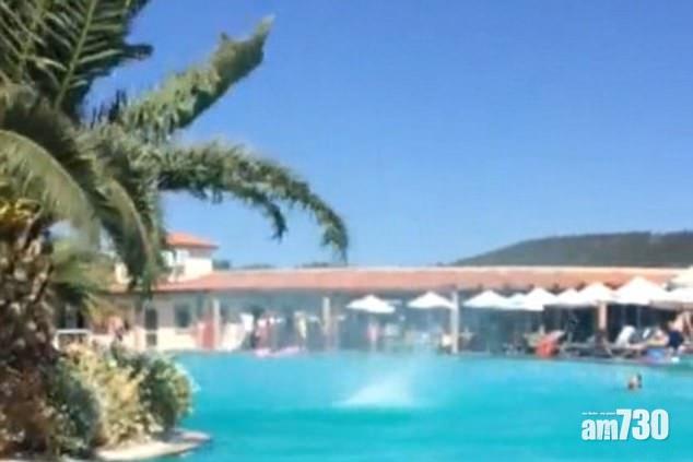 泳池突現水龍捲 尖叫聲四起