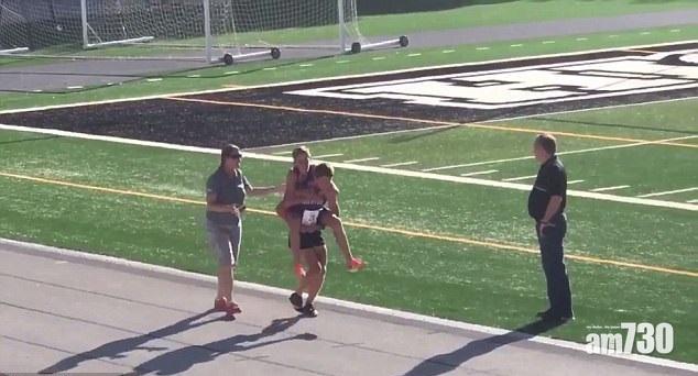 【有片】超熱血！賽跑斷骨 隊友孭佢返終點