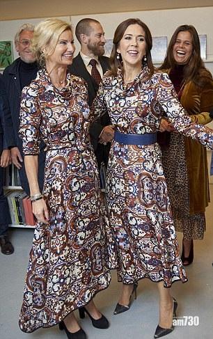 儲妃撞裙笑遮瘀