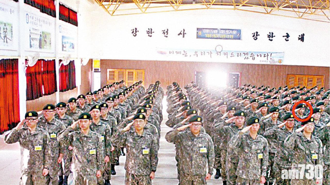 金秀賢兵哥look超有型