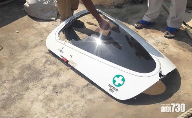 半空急劇搖晃 直升機艙門直墮民居