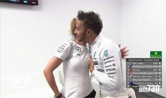 咸美頓擁女員工出手擋胸 「禮貌手」定「鹹豬手」？