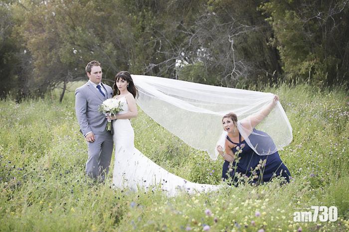 惡搞婚紗相 伴娘搶晒鏡