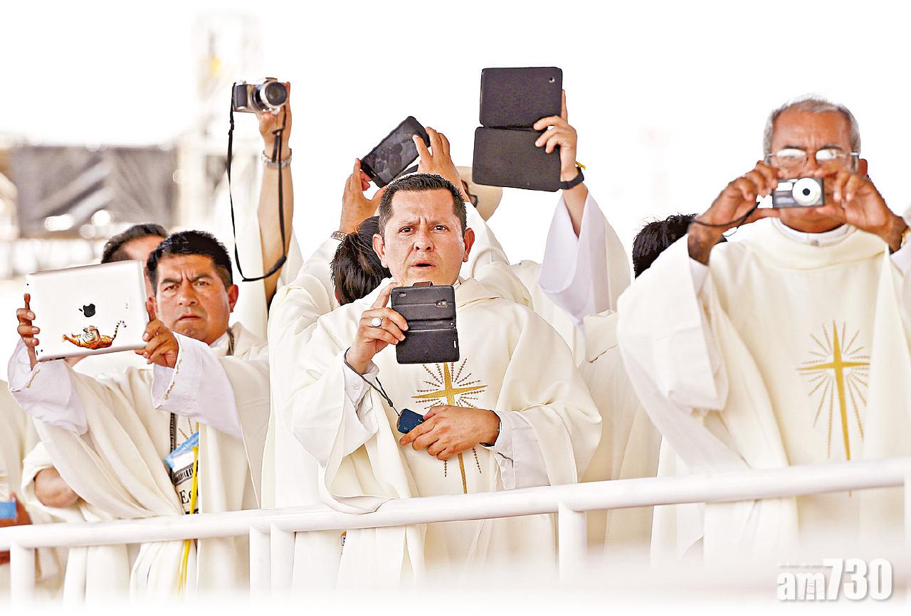 教宗告誡信眾︰彌撒拍照很醜陋