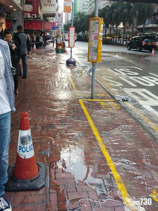 軒尼詩道近灣仔港鐵站爆食水管  兩條行車線封閉